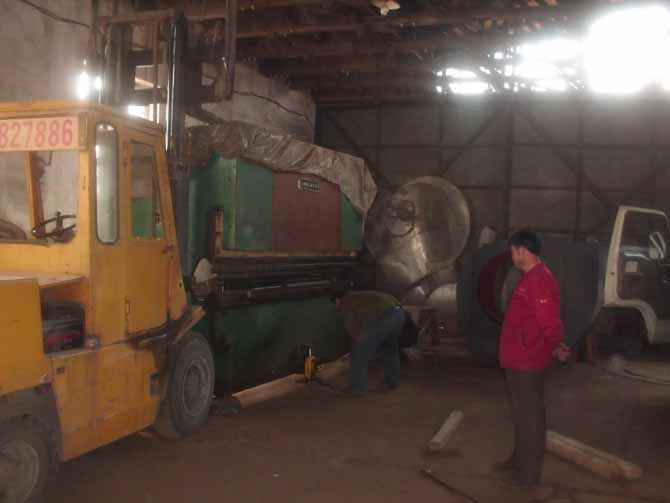 城阳区流亭重庆北路14号部队院内华城设备有限公司设备搬运现场