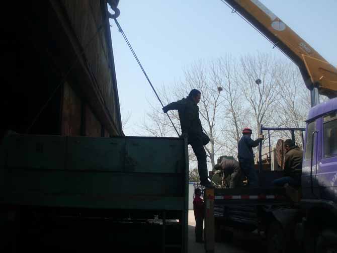 城阳区流亭重庆北路14号部队院内华城设备有限公司设备搬运现场